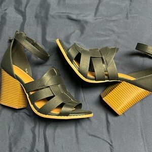 Maurice’s black  block heel sandals 9 1/2